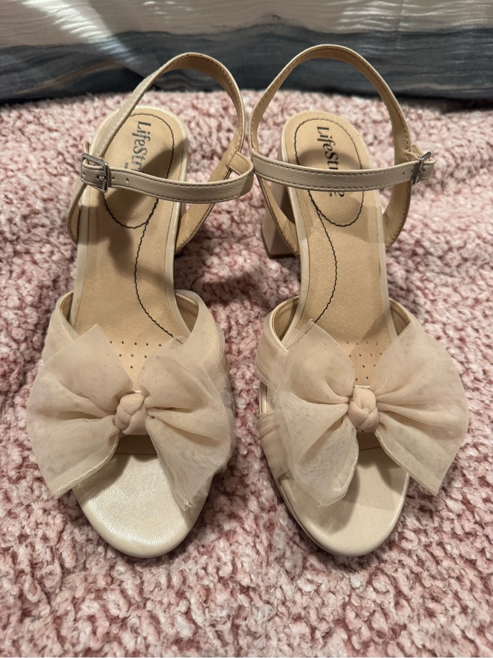 Life Stride Last Dance Neutral Bow Block Heel Sandals size 9